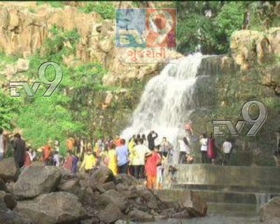 સુણસરના ધોધથી સર્જાયો કુદરતી નજારો, ધોધની મોજ માણવા ઉમટ્યા પ્રવાસીઓ