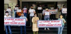 ફી નહિં તો ઓનલાઈન શિક્ષણ પણ નહીં,વેસુની એલપી સવાણી સ્કૂલ સંચાલકોની મનમાની યથાવત, વાલીઓ પહોચ્યા જિલ્લા શિક્ષણાધિકારી કચેરી