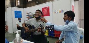 એમનેમ થોડું સંગીતને સાજુ કરનારુ ગણાય છે? સુરત કોવિડ સેન્ટરમાં દર્દીઓને સારવાર સાથે અપાઈ રહી છે સંગીતની પણ થેરાપી, સકારાત્મક ઉર્જા માટેનાં પ્રયાસ