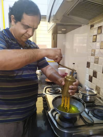 સુરતમાં ટયુશન સંચાલકની કફોડી હાલત, કોરોનાકાળમાં શિક્ષક વળ્યા કેટરિંગના વ્યવસાય તરફ