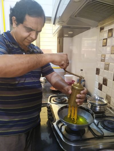 સુરતમાં ટયુશન સંચાલકની કફોડી હાલત, કોરોનાકાળમાં શિક્ષક વળ્યા કેટરિંગના વ્યવસાય તરફ