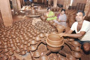 દિવાળીમાં ૪૦ હજાર કરોડનો સસ્તો સામાન બજારમાં ઠાલવતું ચીન આ વર્ષે ઘુંટણીયે, MADE IN INDIA ઉત્પાદનોની ખરીદી તરફ ઝુકાવ વધ્યો