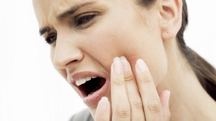 દાંતનો દુઃખાવો જ્યારે અસહ્ય થાય ત્યારે અજમાવો આ ઝટપટ ઉપાય