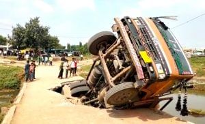 કાપોદ્રા નજીક નાળા ઉપરથી ઈંટ ભરેલ ટેમ્પો પાણીમાં ખાબકયો