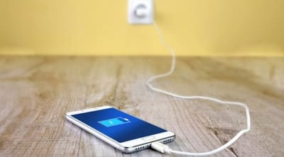 સ્માર્ટફોનને ચાર્જ કરતા સમયે તમે પણ નથી કરતાને આ ભૂલો, નહીં તો થશે નુકસાન