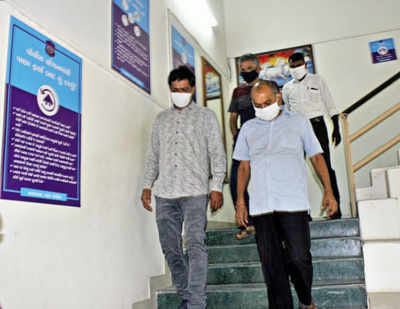 પોપ્યુલર બિલ્ડર કેસના આરોપી રમણ અને દશરથ પટેલ વચ્ચે કોર્ટ પ્રાંગણમાં થઈ મારામારી