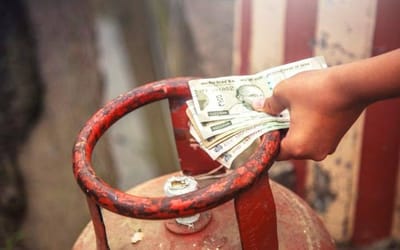 રાંધણ ગેસની રામાયણ, 15 દિવસમાં રાંધણ ગેસનો બાટલો 100 રૂપિયા થયો મોંઘો