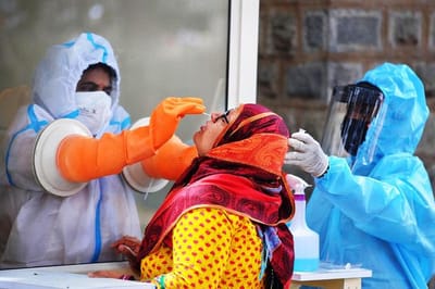 સુરતઃ નાક નીચે માસ્ક પહેરી ફરતા લોકોને અટકાવી કરાયા ફરજીયાત કોરોના ટેસ્ટ