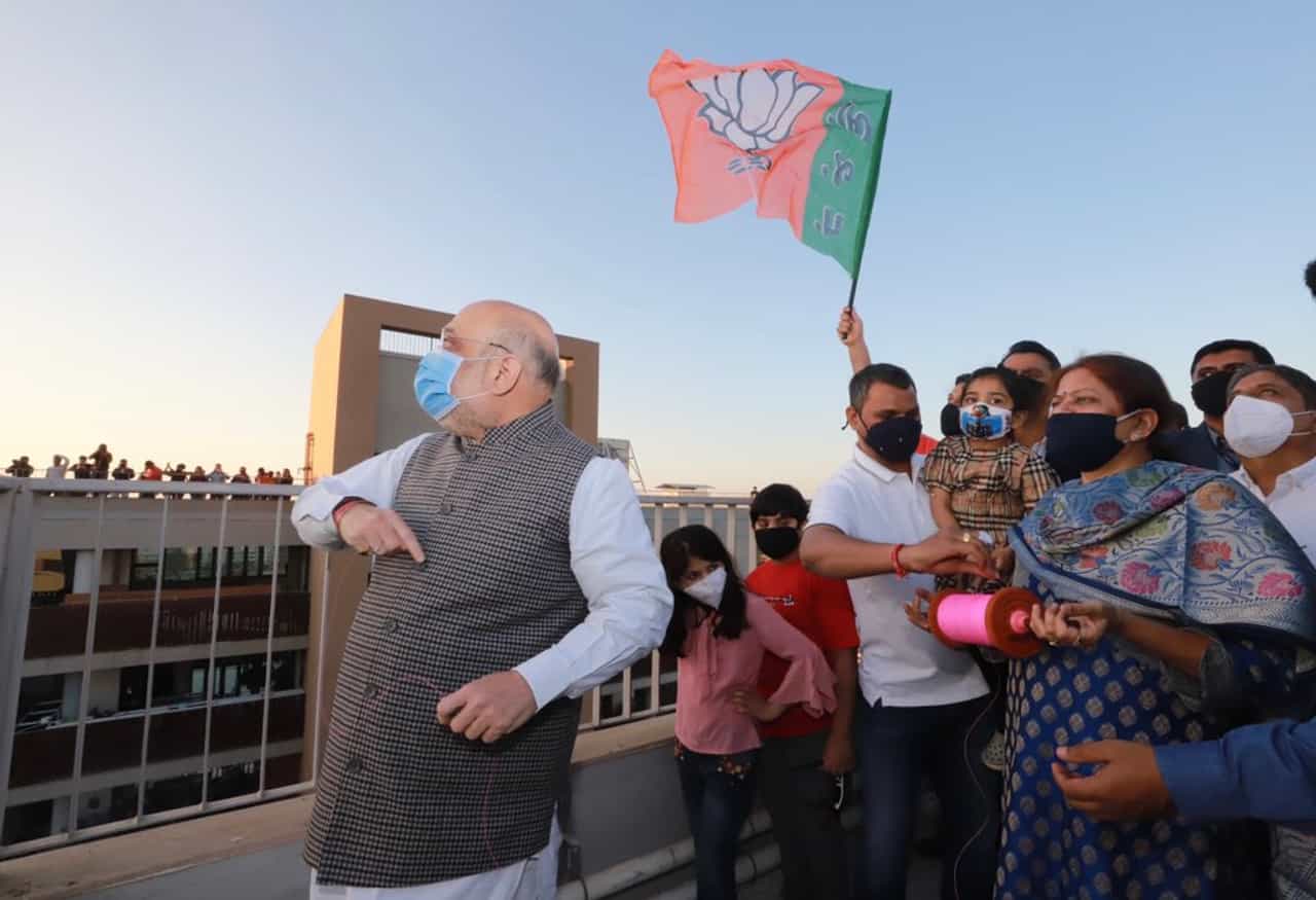 કેન્દ્રીય ગૃહપ્રધાન અમિત શાહે અમદાવાદમાં પતંગ ચગાવી ઉત્તરાયણની ઉજવણી કરી