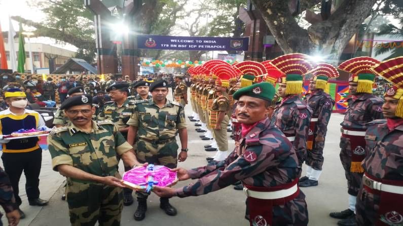 Republic Day: BSFએ ભારત-બાંગ્લાદેશની આંતરરાષ્ટ્રીય સીમા પર JOINT RETREAT CEREMONY ફરીથી શરૂ કરી