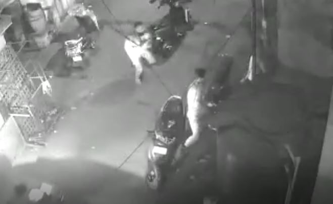 Ahmedabad: અસામાજિક તત્વોએ મચાવ્યો આંતક, નિર્દોષ લોકો પર હુમલો કરી વાહનોમાં કરી તોડફોડ