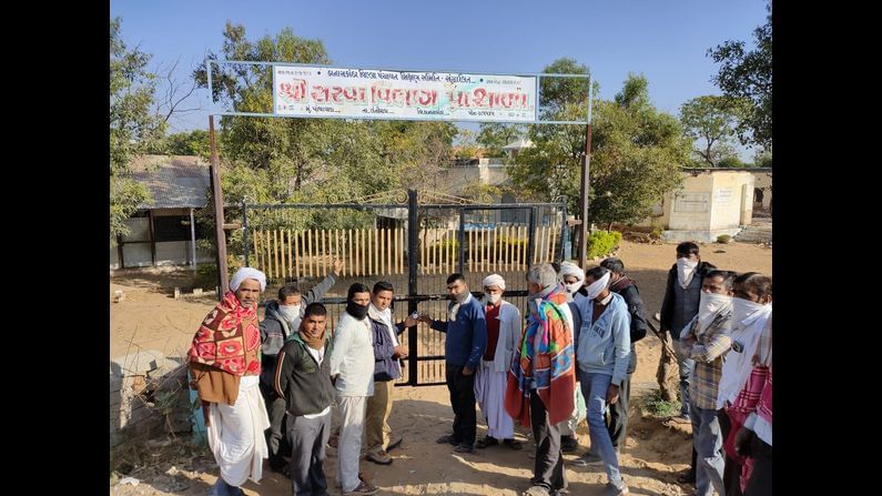 Banaskantha : પાંથાવાડાના સરવા ગામની શાળાની તાળાબંધી, ભારતમાલા પ્રોજેકટ હેઠળ બનતા નેશનલ હાઈવેનો વિરોધ