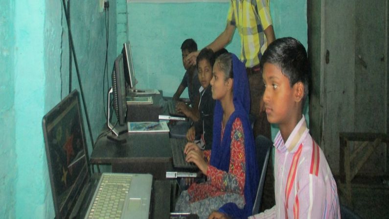 children learning computer 