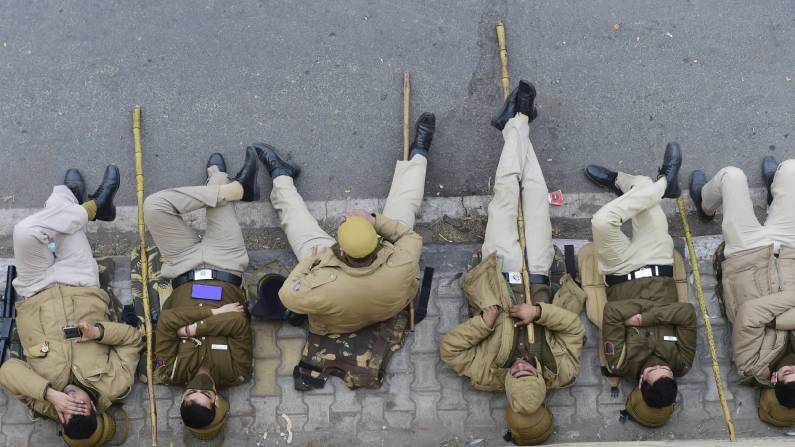 કિસાન પ્રદર્શન દરમિયાન દિલ્હી પોલીસ કર્મીઓ.