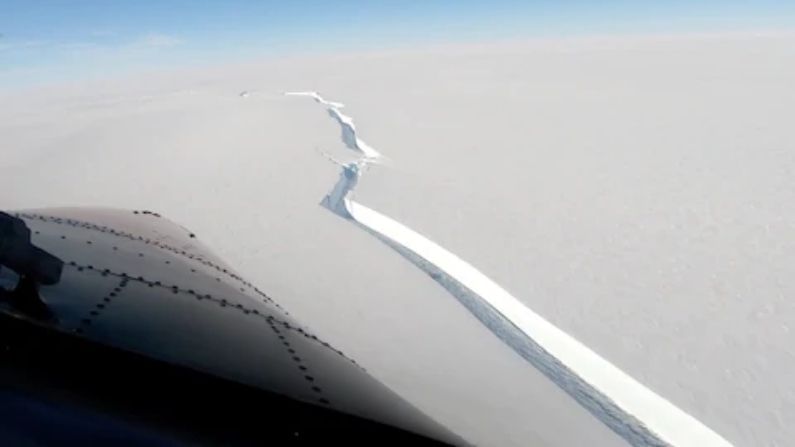 A huge piece of ice larger than New York City, collapsed near the British Research Center in Antarctica.