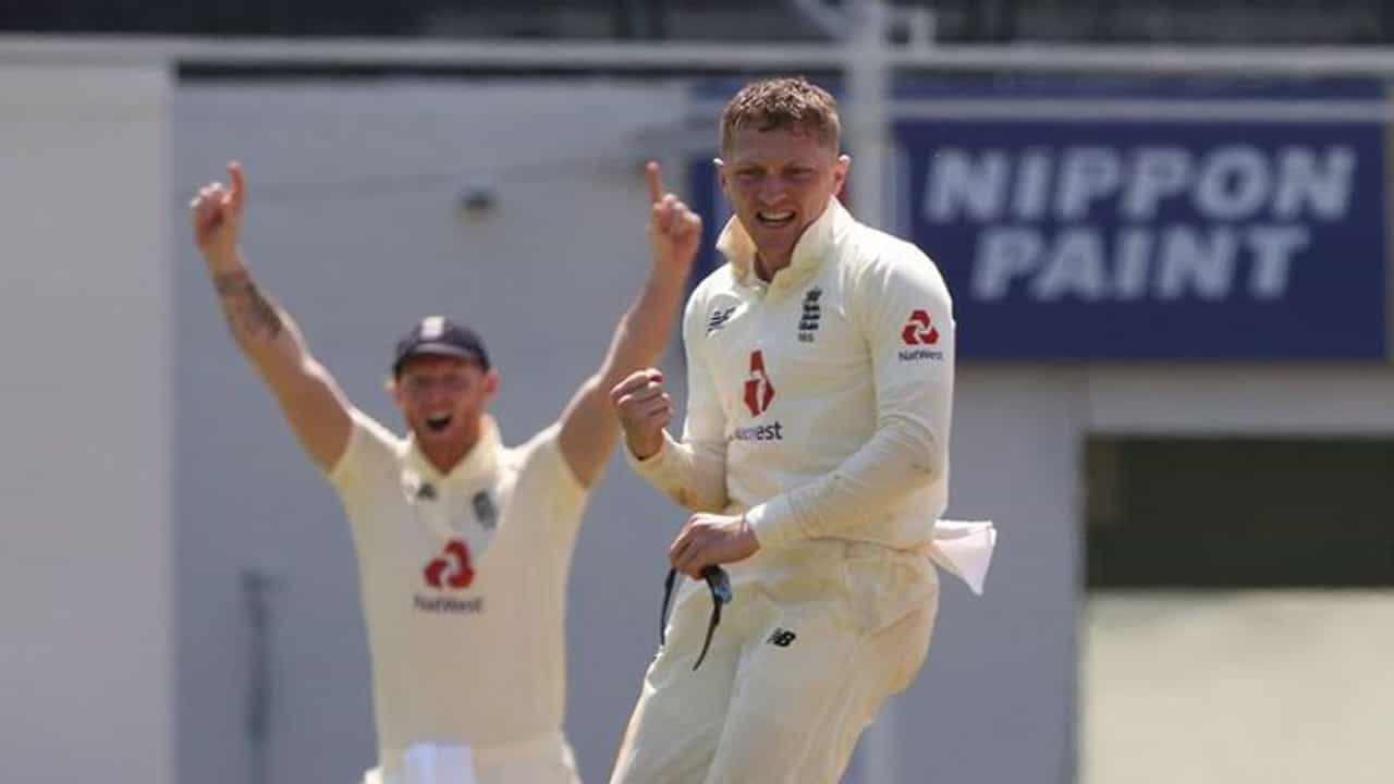 INDvsENG: ઇંગ્લેન્ડનો ખેલાડી પ્રેસ કોન્ફરન્સ સંબોધી રહ્યો હતો અને માથે બોર્ડ પડ્યું, જુઓ વિડીયો