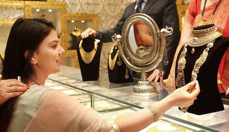 GOLD : ઈમ્પોર્ટ ડ્યુટી ઘટ્યા પછી સોનું કેટલું સસ્તુ થશે? જો તમે ખરીદવા વિચારી રહયા છો તો જાણો આ માહિતી