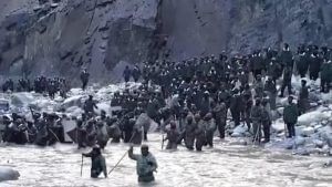 Galwan Clash: નદી વચ્ચે લાકડીઓ વડે ભારતીય સૈનિકોએ ચીન સેનાને આપ્યો હતો જડબાતોડ જવાબ, જુઓ વિડીયો
