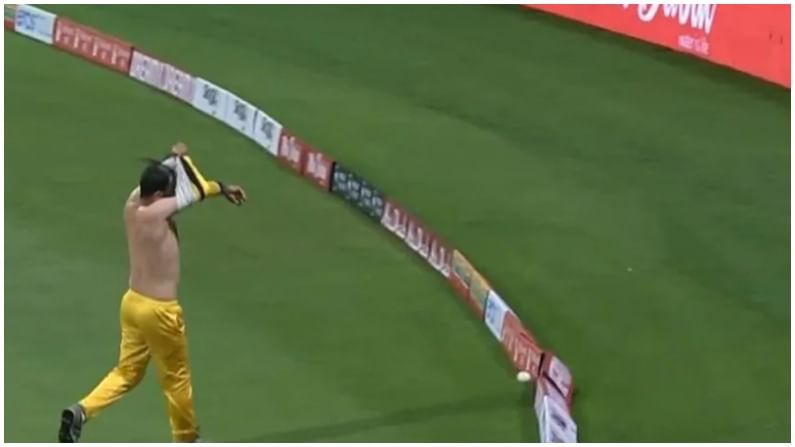 Cricket Video: બોલ બાઉન્ડરી તરફ આવતો હતો અને ફિલ્ડર જર્સી બદલતા બદલતા દોડ્યો, જુઓ જબરદસ્ત ફની વિડીયો