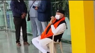 લખનઉ એરપોર્ટ પર કેમ ધરણાં પર બેઠા પીએમ મોદીના ભાઈ Prahlad Modi?