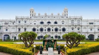 
ગ્વાલિયરના Jyotiraditya Scindia પરિવારના પ્રખ્યાત જય વિલાસ પેલેસના રાણી મહેલમાં એક ઘરફોડ ચોરી થઈ છે. સૌથી સલામત ગણાતા જય વિલાસમાં બનેલી ઘટનાથી પોલીસમાં દોડધામ મચી ગઈ. સ્નિફર ડોગ દ્વારા પોલીસ ચોરો સુધી પહોંચવાનો પ્રયાસ કરી રહી છે. 12 લાખ ચોરસ ફૂટથી મોટો છે આ મહેલ. આ સુંદર મહેલની કિંમત આશરે 4,000 કરોડ છે. આ મહેલમાં 400થી વધુ ઓરડાઓ છે.