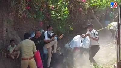 Gujarat Elections 2021 Results: કરવા ગયા સુત્રોચ્ચાર અને પડયા પોલીસના સપાટા, બે જૂથના સમર્થકો વચ્ચે મારામારી