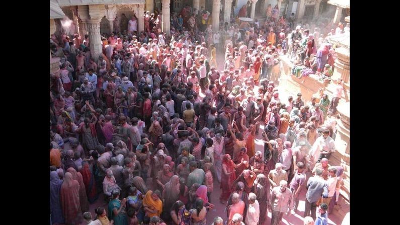 Fuldol in Drarka temple where Lord Drarkadhish is celebrated with a festival of colors.