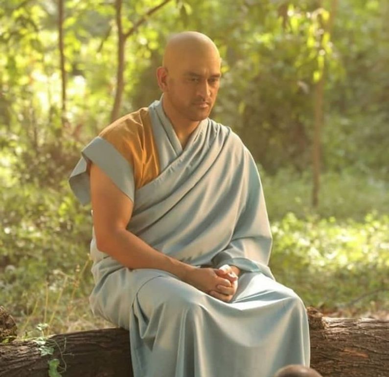 મહેન્દ્રસિંહ ધોની (Mahendra Singh Dhoni)નો નવો લુક વાયરલ થવાને લઈને ફેન્સ ચોંકી ઉઠ્યા છે. ધોની નવા લુકમાં બૌદ્ધ (Buddhist) ભિક્ષુકના ડ્રેસીંગમાં જોવા મળી રહ્યો છે. જોકે તેના ડ્રેસિંગ કરતા તેના મુંડન વાળા ચહેરાથી વધારે આશ્વર્ય ચાહકોને થયુ છે. IPL 2021 પહેલા જ તેનો આ નવો અવતાર સામે આવ્યો છે. જોકે તેણે હકીકતમાં મુંડન કરાવ્યુ છે કે કેમ તેનો કોઈ જ ખુલાસો કરવામાં આવ્યો નથી. 