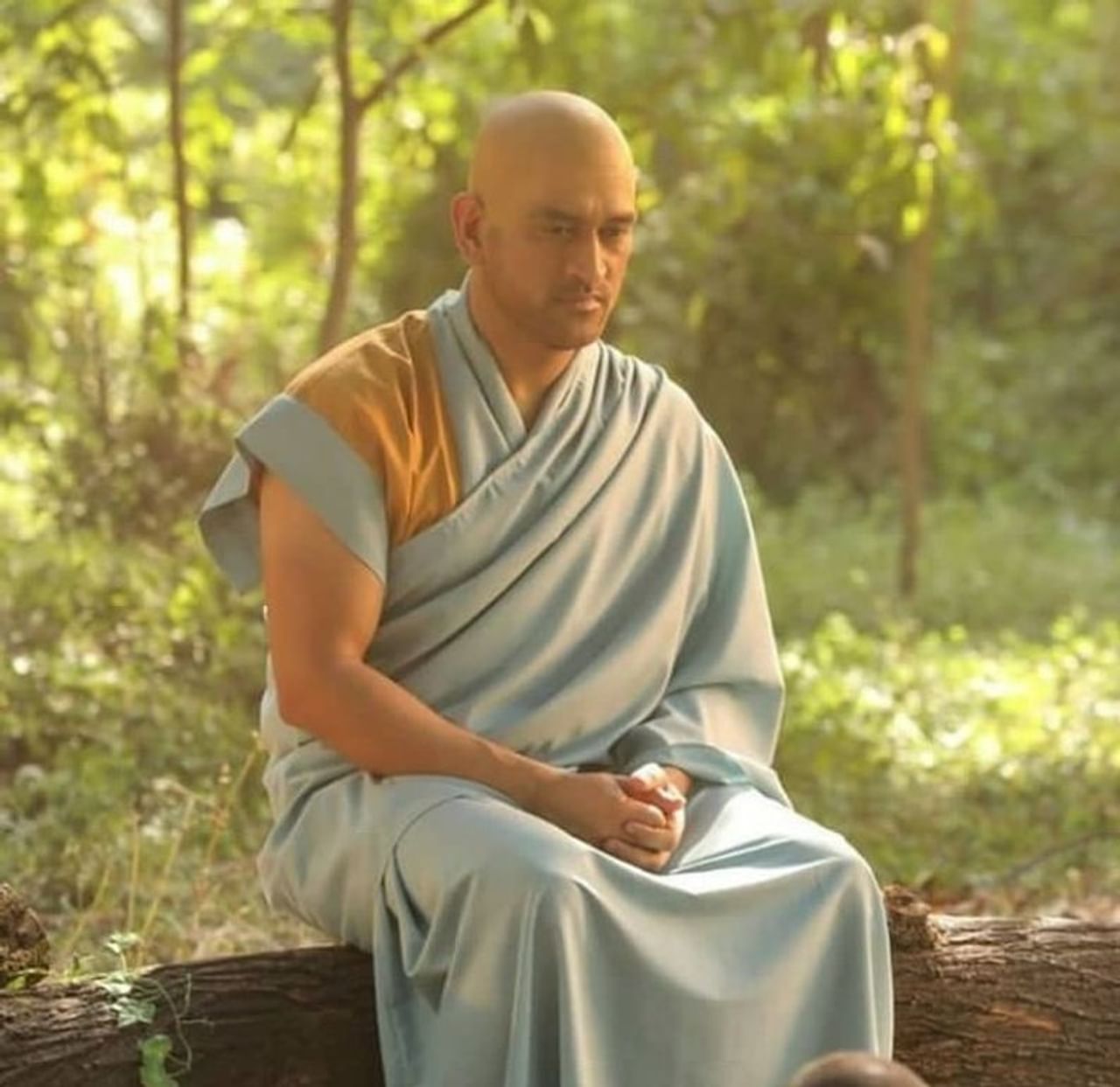 મહેન્દ્રસિંહ ધોની (Mahendra Singh Dhoni)નો નવો લુક વાયરલ થવાને લઈને ફેન્સ ચોંકી ઉઠ્યા છે. ધોની નવા લુકમાં બૌદ્ધ (Buddhist) ભિક્ષુકના ડ્રેસીંગમાં જોવા મળી રહ્યો છે. જોકે તેના ડ્રેસિંગ કરતા તેના મુંડન વાળા ચહેરાથી વધારે આશ્વર્ય ચાહકોને થયુ છે. IPL 2021 પહેલા જ તેનો આ નવો અવતાર સામે આવ્યો છે. જોકે તેણે હકીકતમાં મુંડન કરાવ્યુ છે કે કેમ તેનો કોઈ જ ખુલાસો કરવામાં આવ્યો નથી. 