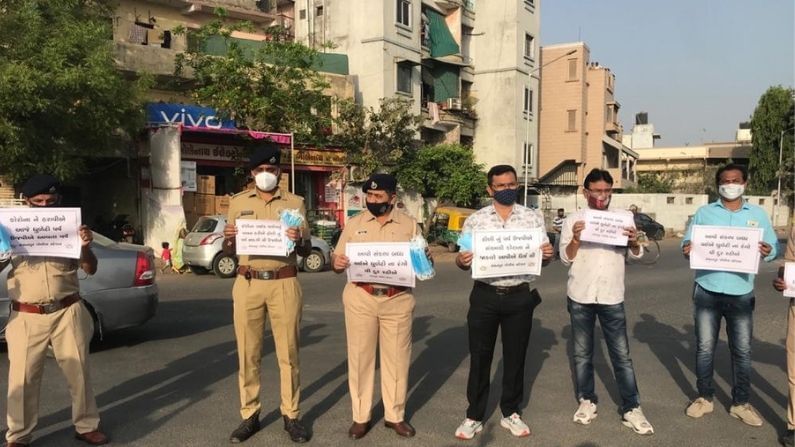 Ahmedabad : ઇસનપુર પોલીસનું કોરોના જાગૃતિ અભિયાન, લોકોને સામાજિક અંતર જાળવવા અપીલ