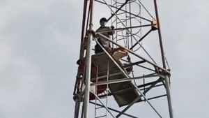 આંદોલન: તંત્રથી નારાજ બે વૃદ્ધ ચડી ગયા 80 ફૂટના ટાવર પર, સાથે લઇ ગયા પેટ્રોલ