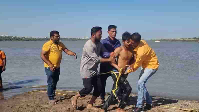 નર્મદા નદીમાં ન્હાવા પડેલા 3 યુવાનો તણાયા , 2 ડૂબ્યા એકનો બચાવ