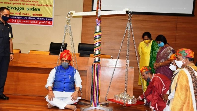 Gujaratના CM વિજય રૂપાણીની કરાઈ રજત તુલા, ગૌશાળા કલ્યાર્થે અર્પણ કરાશે રજત તુલાની 85 કિલો ચાદી