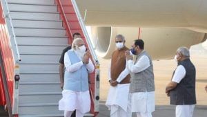 PM Modi એ અમદાવાદ એરપોર્ટ પર યોજી બેઠક, સીએમ રૂપાણી અને ઉદ્યોગપતિ લક્ષ્મી મિત્તલ રહ્યાં હાજર