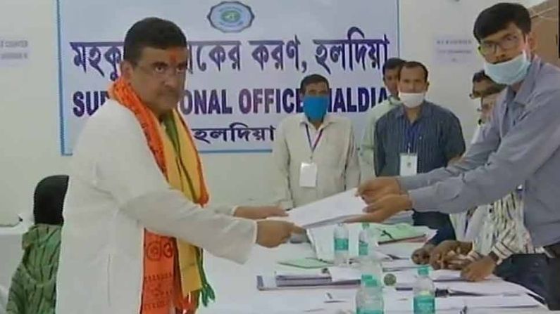 West Bengal Election 2021 : મમતા બેનર્જી વિરુદ્ધ ભાજપના ઉમેદવાર સુવેન્દુ અધિકારીએ ભર્યું ઉમેદવારી પત્ર