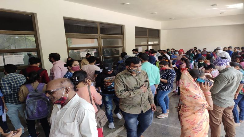 AHMEDABAD : ગુજરાત યુનિવર્સિટીની પીજીની પરીક્ષામાં ગંભીર બેદરકારી, પરીક્ષા ખંડ બહાર કોરોના નિયમોનો ભંગ