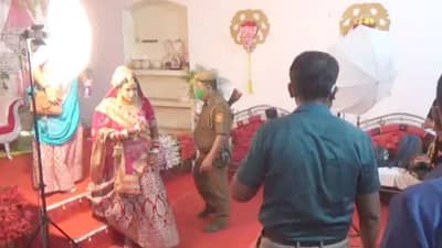 લગ્ન રોકી વરરાજા અને પંડિતને DMએ માર્યા લાફા, વીડિયો સોશિયલ મીડિયામાં વાયરલ