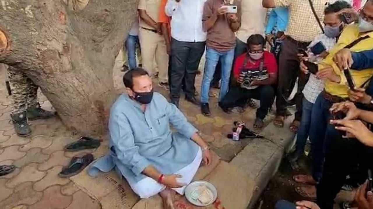 લોકડાઉન સામે વિરોધ: હાથમાં કટોરો લઈને ભીખ માંગવા રસ્તા પર બેઠા છત્રપતિ શિવાજી મહારાજના વંશજ