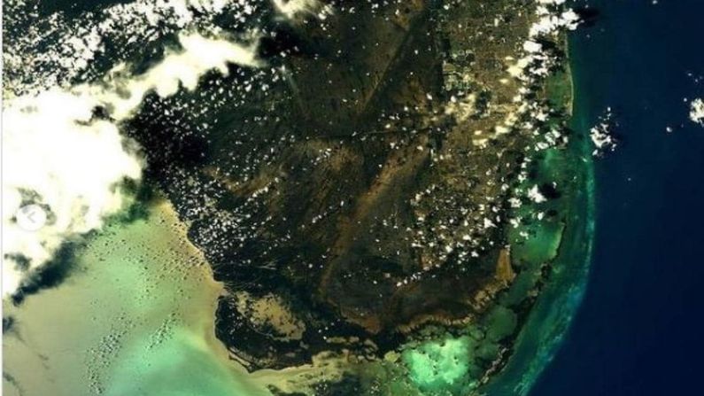 અંતરીક્ષમાંથી Everglades : એવરગ્લેડ્સએ અમેરિકાના ફ્લોરીડા રાજ્યના દક્ષિણ ભાગમાં ઉષ્ણકટિબંધીય ભીનું ક્ષેત્ર છે, જે વિશાળ બેસિનના દક્ષિણ ભાગને આવરી લે છે.