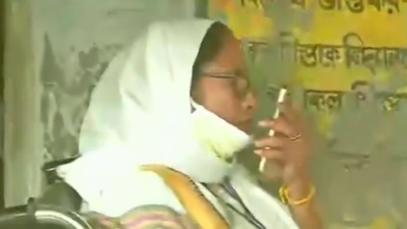 West Bengal Election 2021 : નંદીગ્રામમાં પોલીંગ બૂથ પર પહોંચ્યા મમતા બેનર્જી, ફોન પર કરી રાજ્યપાલને ફરિયાદ