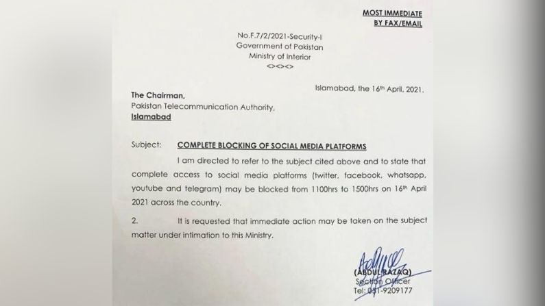 Pakistan bans social media