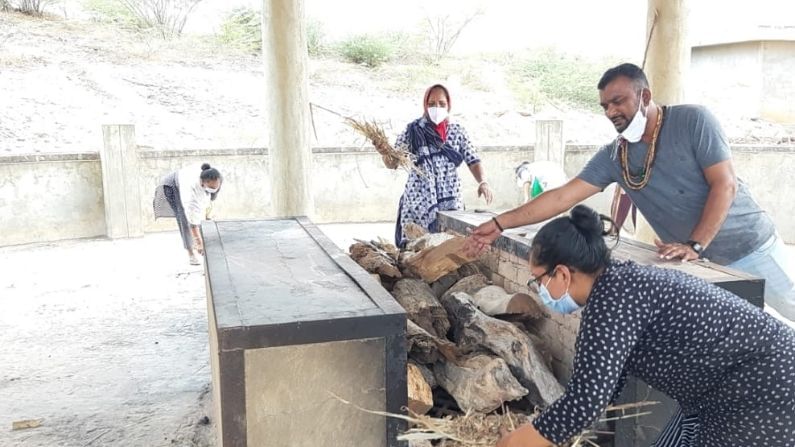 BHUJ: Sisters of Rashtra Sevika Samiti are working till the cremation of Corona's dead in sukhpar village