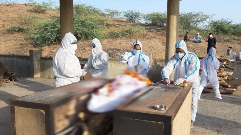 BHUJ: Sisters of Rashtra Sevika Samiti are working till the cremation of Corona's dead in sukhpar village