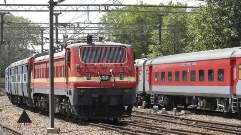 Indian Railway: ટ્રેનમાં વૃદ્ધ દંપતીને લોઅર બર્થ ના આપવો રેલવેને ભારે પડ્યું, ચૂક્વવુ પડ્યું રૂપિયા 3 લાખ વળતર 