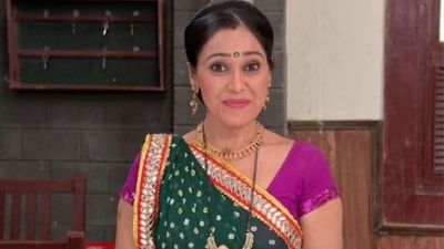 દિશા વાકાણી :- સિરિયલ તારક મેહતા કા ઉલ્ટા ચશ્મા ઘણા વર્ષોથી પ્રેક્ષકોનું મનોરંજન કરે છે. આ શોના દરેક પાત્રને પ્રેક્ષકોનો ઘણો પ્રેમ મળે છે. જોકે, આ શોની મુખ્ય પાત્ર દિશા વાકાણી એટલે કે દયાબેન દરેકની પસંદ છે. દિશા વાકાણી છેલ્લા 2 વર્ષથી આ શોમાંથી ગાયબ હતી. તે ગયા પછી પણ શો ચાલી રહ્યો છે પણ લોકોને દયાબેનની યાદ આવે છે. સીરિયલ છોડવાના તેમના અચાનક નિર્ણયથી ચાહકો ખૂબ નિરાશ થયા હતા.
