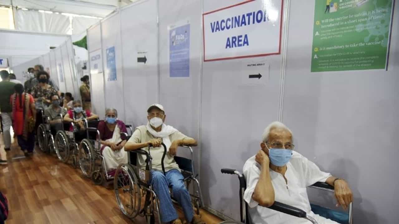 વેક્સિનની શોર્ટેજના અહેવાલો વચ્ચે કેન્દ્ર સરકારે જાહેર કર્યા ડેટા, જાણો કયા રાજ્ય પાસે છે કેટલા ડોઝ