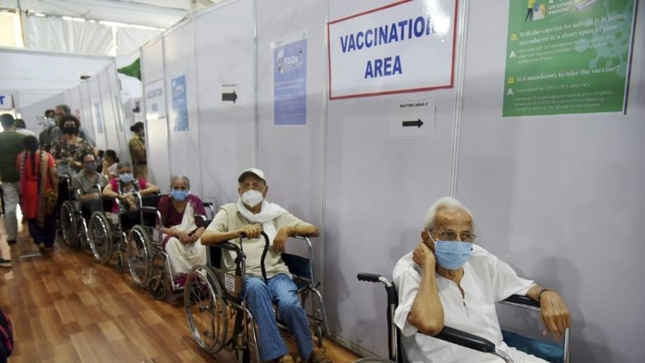 વેક્સિનની શોર્ટેજના અહેવાલો વચ્ચે કેન્દ્ર સરકારે જાહેર કર્યા ડેટા, જાણો કયા રાજ્ય પાસે છે કેટલા ડોઝ