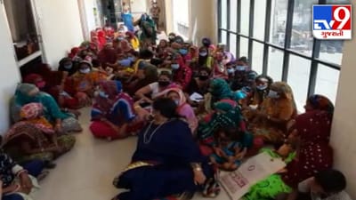 Rajkot: રોડ-રસ્તાની માંગ સાથે સ્થાનિક મહિલાઓએ જેતપુર નગરપાલિકાને ઘેરી