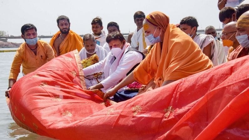 અખિલેશનું હરિદ્વારમાં હાર પહેરાવી સ્વાગત કરનાર મહંત હતા કોરોના પોઝિટિવ, અખિલેશ પણ હવે થયા પોઝિટિવ