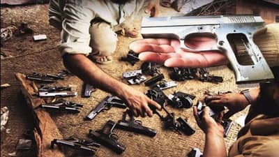 Junagadh: માણાવદરના કુખ્યાત શખ્સ પાસેથી મળ્યા 16 હથિયાર, ક્યાંથી આવ્યો આટલો મોટો જથ્થો?